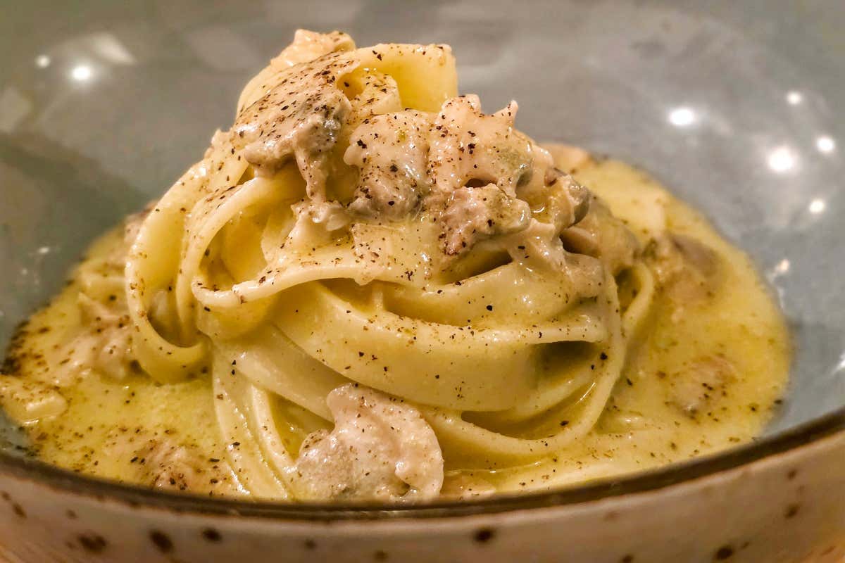 Tagliolini fatti in casa con lupini, bevarasse (vongole) e salsa al larice