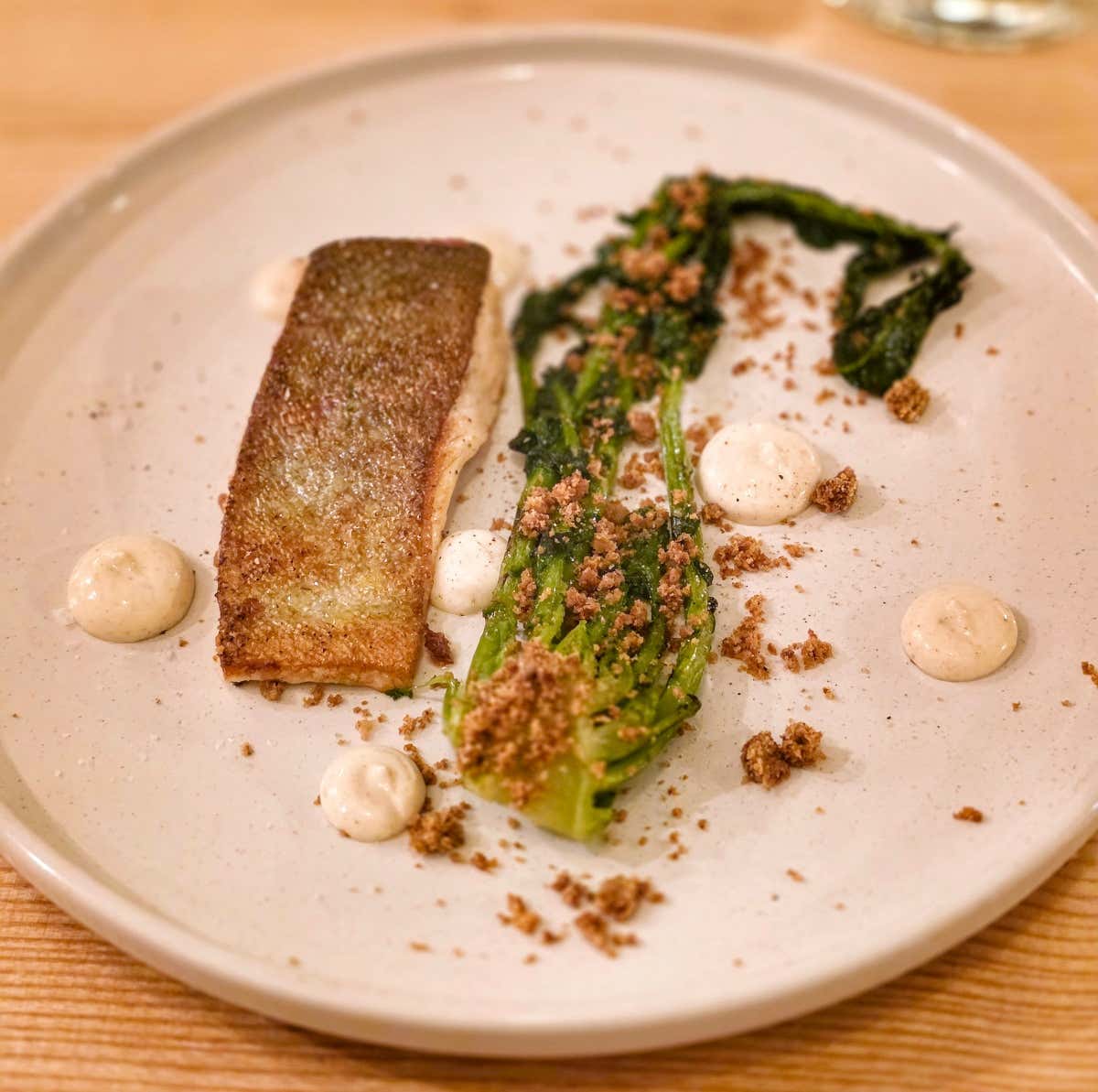 Trota servita con broccolo fiolaro e maionese al pino mugo