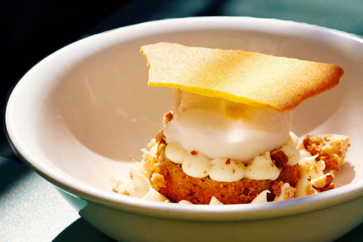 Dessert della tradizione reinterpretati con un tocco contemporaneo per chiudere l’esperienza