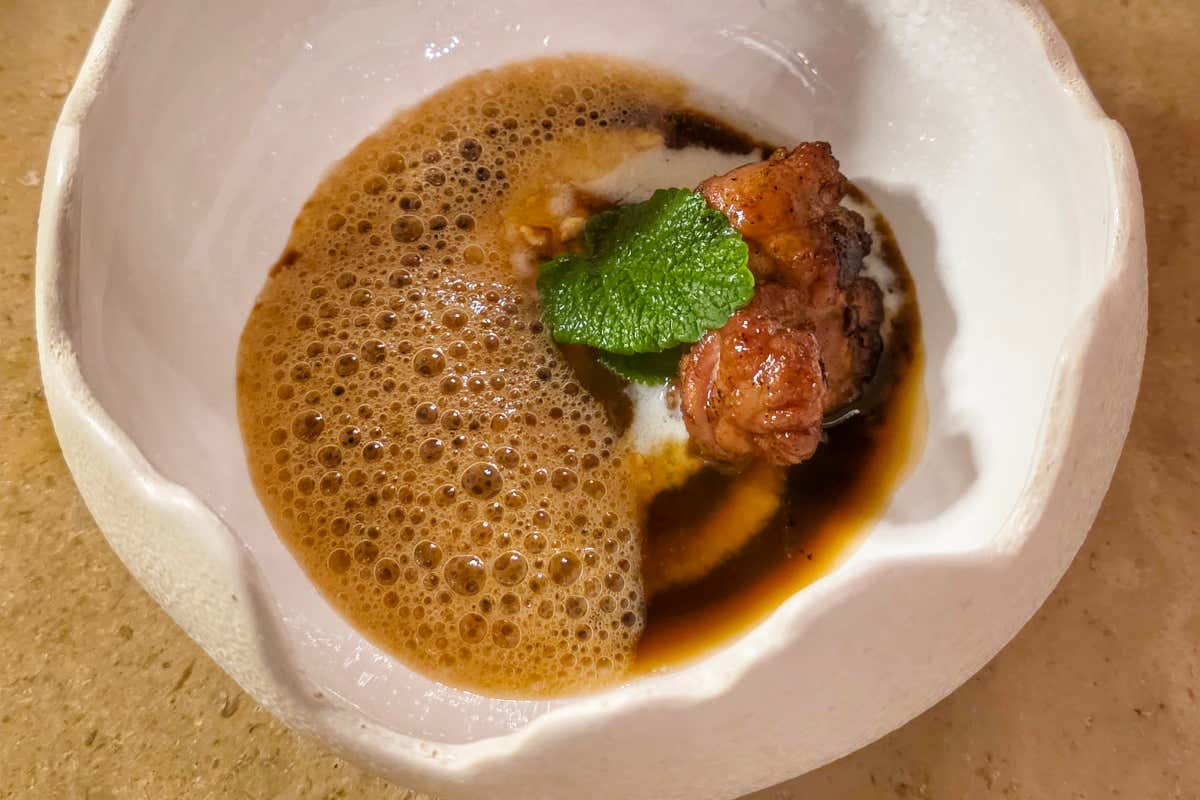 animella con olio e marmellata di mandarino, Pecorino stagionato, fondo di caffè e cardamomo