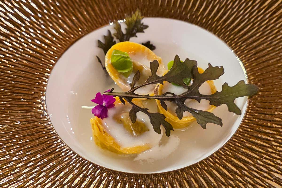 Cappelletti di ‘Passato e Futuro’ serviti con brodo distillato e Pecorino