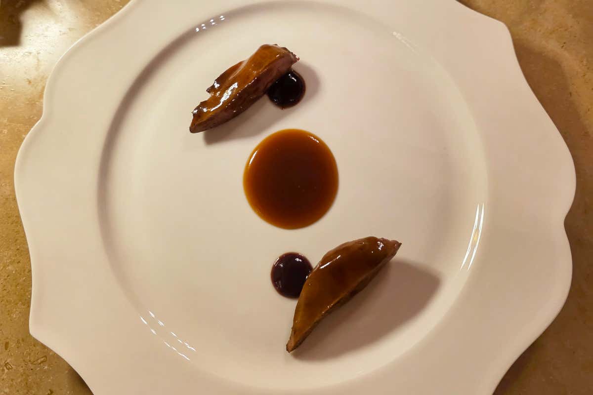 ‘Piazze d’Italia’ a base di piccione, susine, salsa XO e acciughe