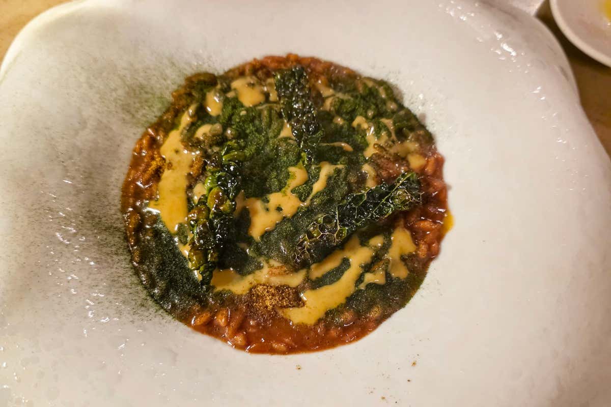 Risotto con riso Margherita, riccio di mare, pompelmo e cavolo nero