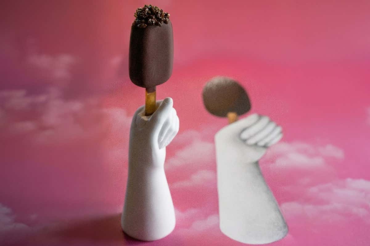 Zola, formaggio erborinato, caffè e cioccolato su uno uno stecco ricoperto di cioccolato fondente