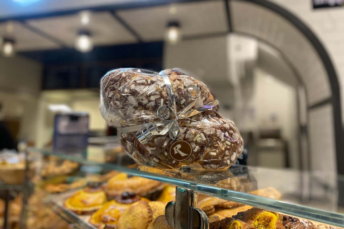 Una delle cinque colombe Antico Forno Roscioli, per Pasqua dolci classici... ma anche tanto salato
