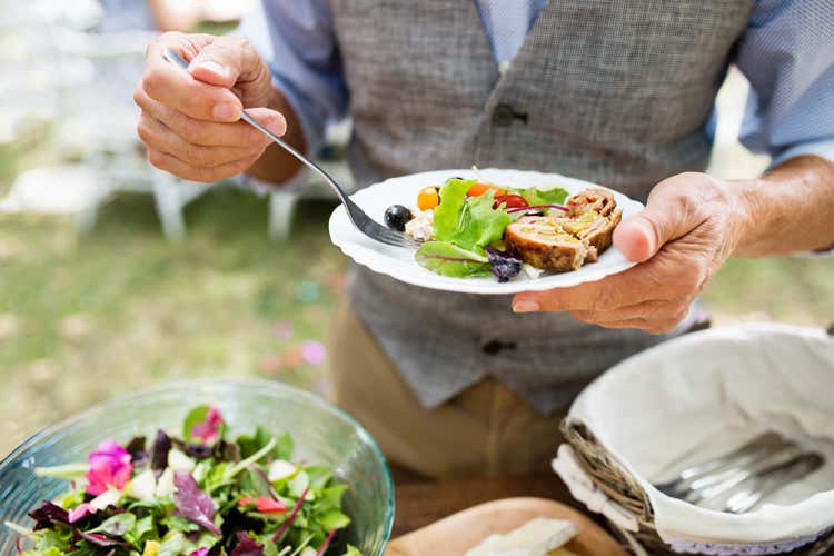 Frutta e verdura fuori dai pranzi delle feste aiutano il girovita (Colori, energia e cibo per sopravvivere alle feste)