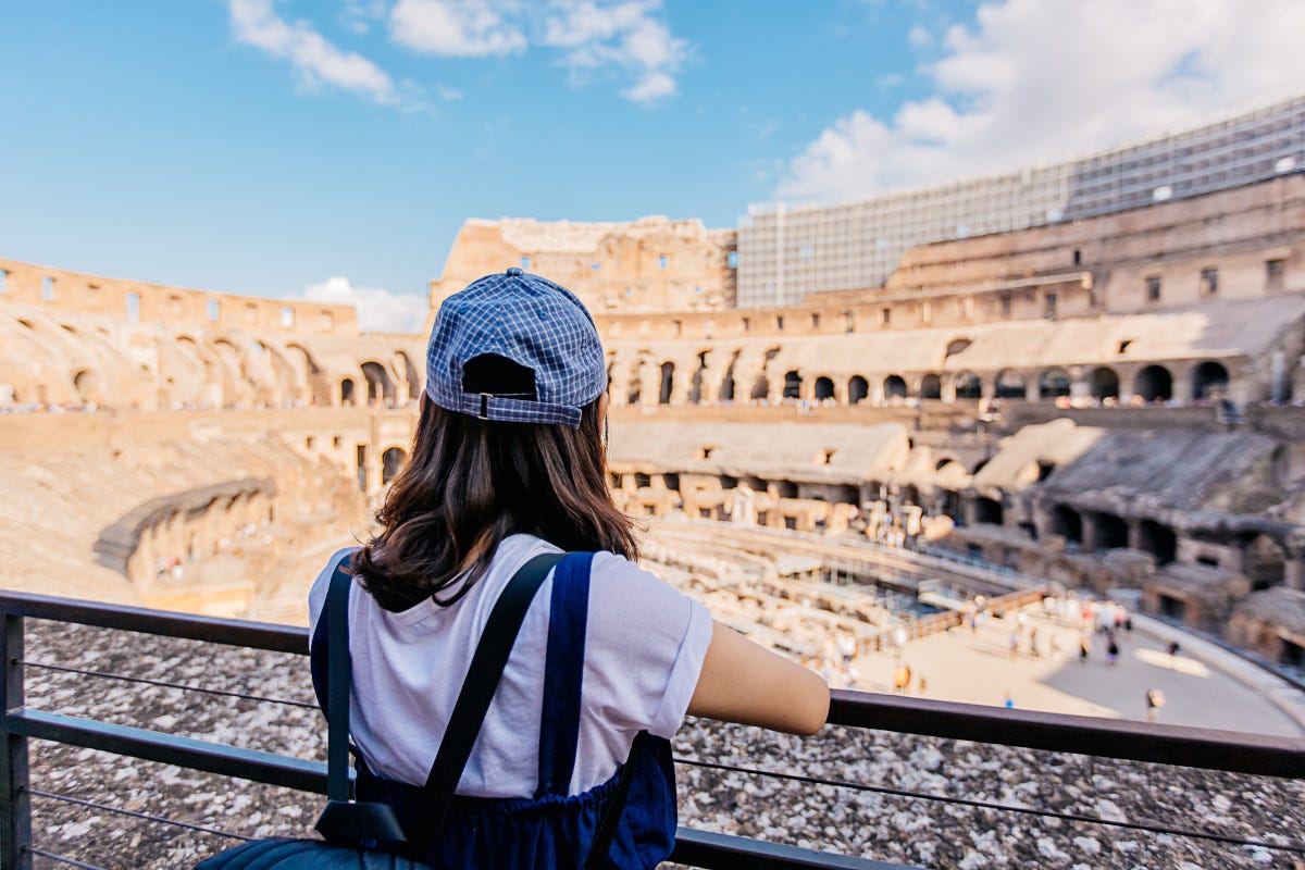 Il caldo non frena i turisti: lunga fila di visitatori al Colosseo