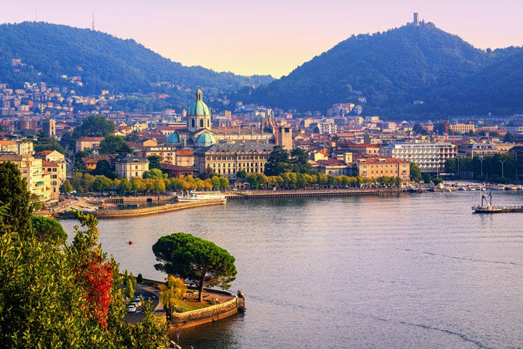 La città di Como vista dal lago - Turismo, francesi e spagnoli preferiscono Toscana e grandi laghi