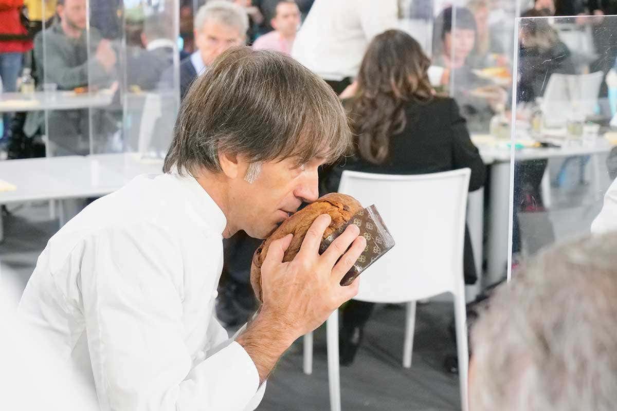 Lo chef Davide Oldani impegnato nella degustazione aromatica di un panettone Il migliore panettone al mondo porta la firma del maestro Sal De Riso