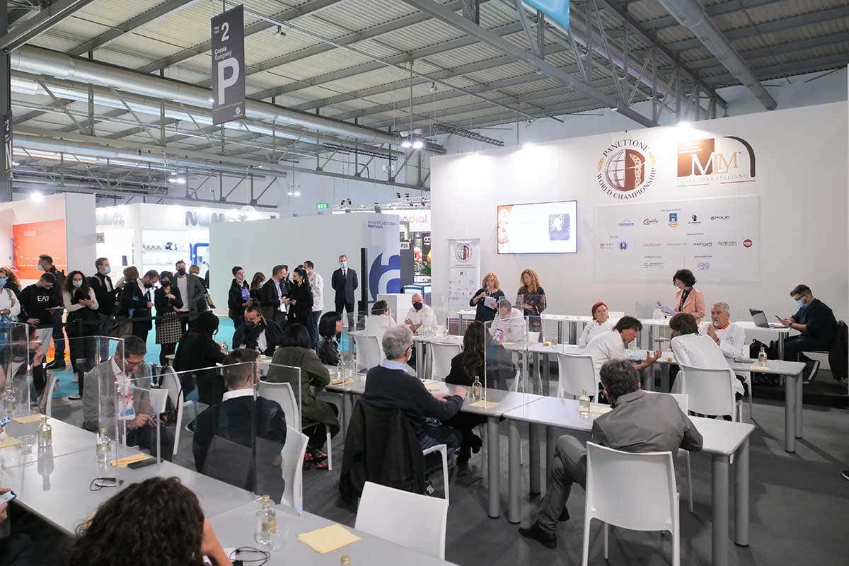 Un momento della competizione Il migliore panettone al mondo porta la firma del maestro Sal De Riso