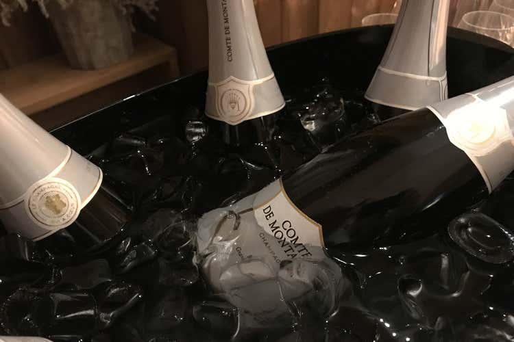 Bottiglie di Comte de Montaigne al fresco (Comte de Montaigne e panettone La tradizione si incontra a Milano)