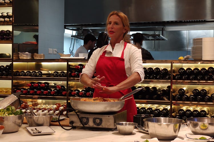 Fiorella Breglia durante il suo cooking show (La comunicazione nel foodtra recensioni, social e influencer)