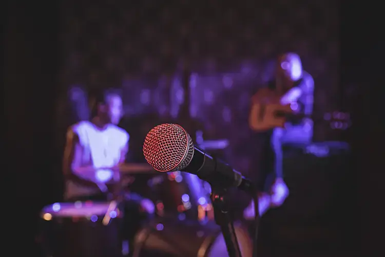 Non solo ballo in pista, in discoteca si tengono anche concerti e spettacoli artistici: come gestire la capienza? I limbo delle discoteche: ok alla riapertura, ma protocolli superati