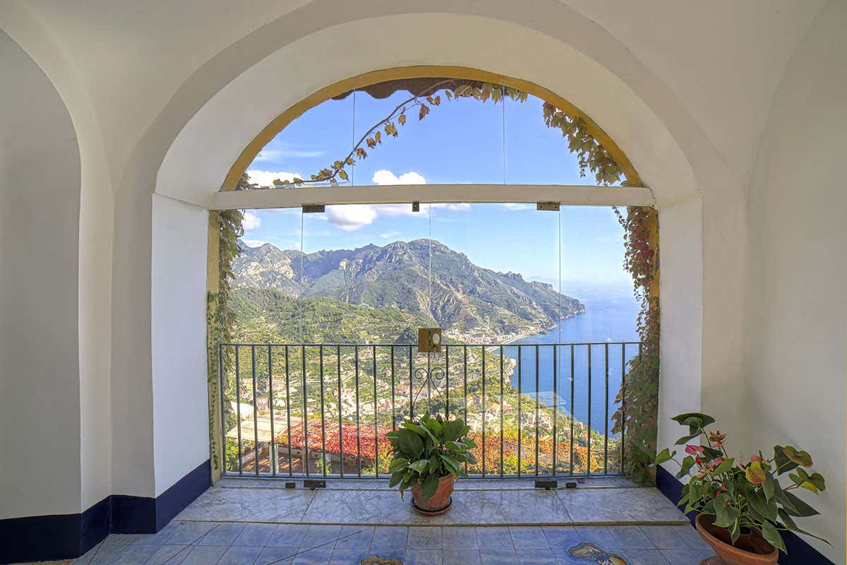 La vista dal Palazzo Palazzo Confalone, a Ravello ospitalità 5 stelle e cucina top La vista dal Palazzo Palazzo Confalone, a Ravello ospitalità 5 stelle e cucina top