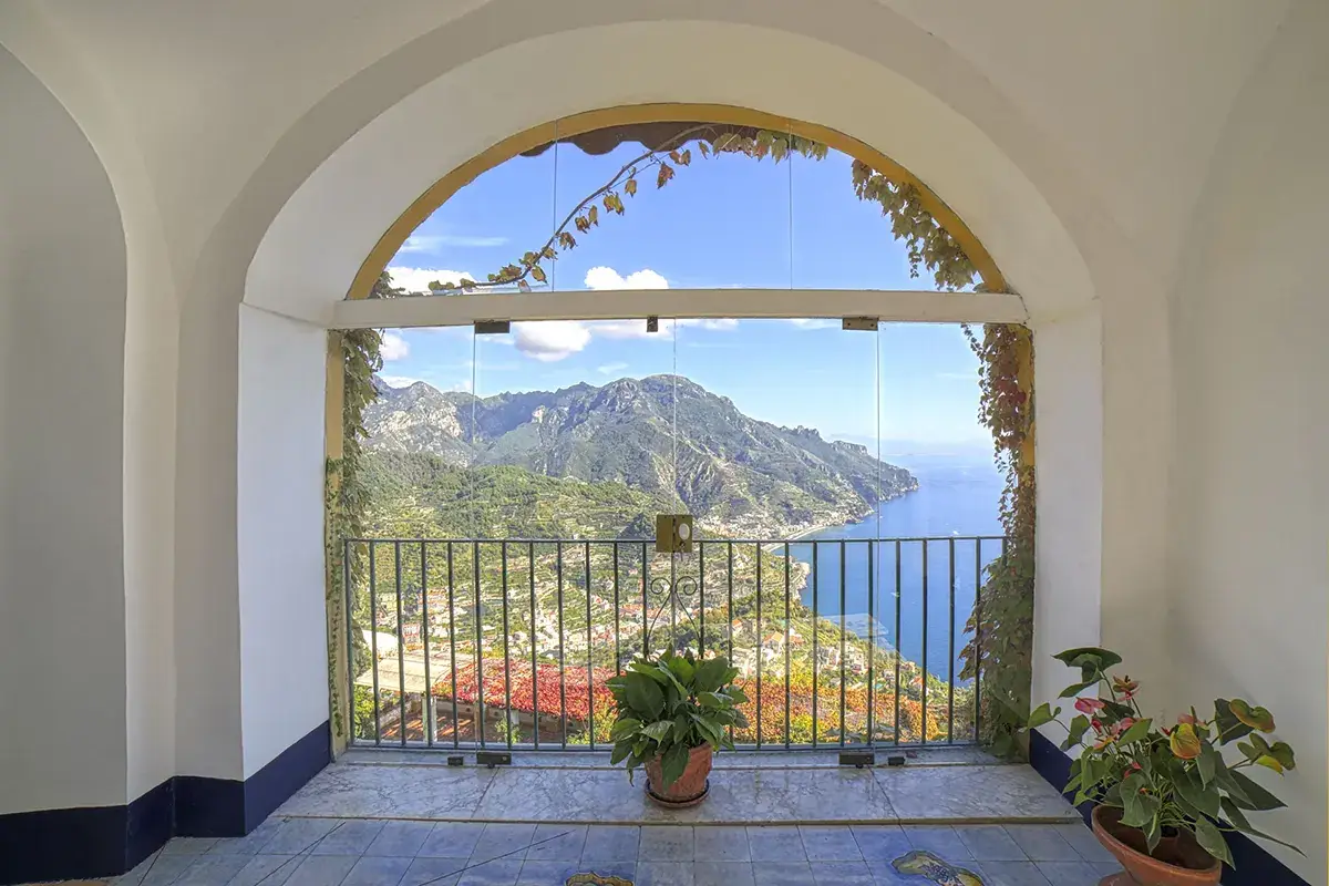 La vista dal Palazzo Palazzo Confalone, a Ravello ospitalit&agrave; 5 stelle e cucina top