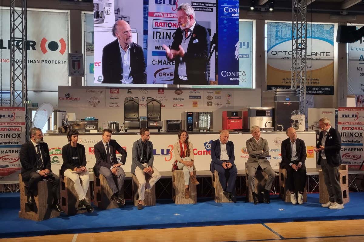 Stefano Isidori, Ambra Micheletti, Gianni Sagratini, Francesco Seghi, Maria Letizia Gardoni, Angelo Serri, Enrico Dandolo, Moreno Cedroni, Alberto Lupini I relatori della tavola rotonda “Il territorio a tavola”, organizzata da Italia a Tavola all'AEHT annual conference