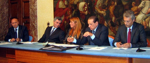 da sinistra: Andrea Stolfa (Alitalia), Mauro Moretti (Ferrovie dello Stato), Michela Vittoria Brambilla, Silvio Berlusconi, Giovanni Chiodi (presidente Regione Abruzzo)