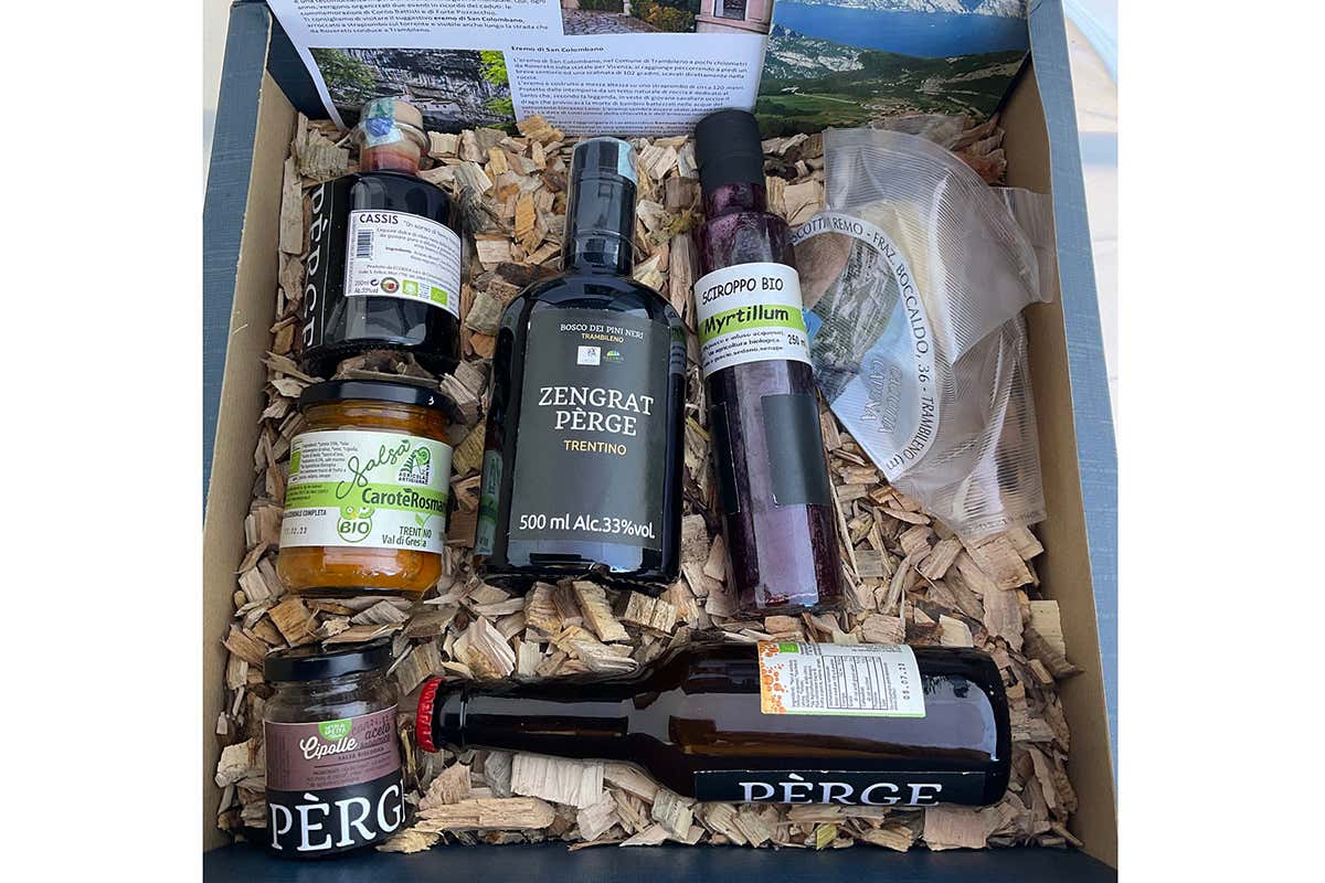 La confezione di Zengrat Pèrge con i prodotti del territorio Liquori e bevande aromatizzate: un momento magico La confezione di Zengrat Pèrge con i prodotti del territorio Liquori e bevande aromatizzate: un momento magico