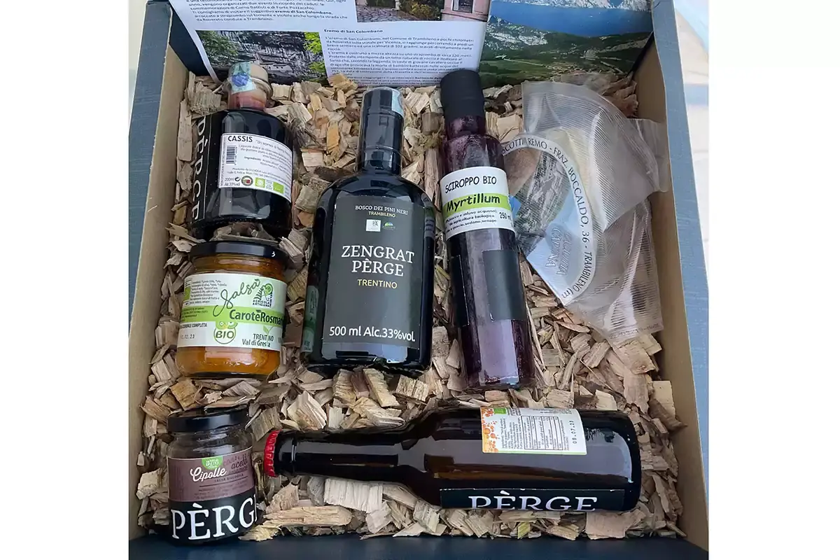 La confezione di Zengrat P&egrave;rge con i prodotti del territorio Liquori e bevande aromatizzate: un momento magico