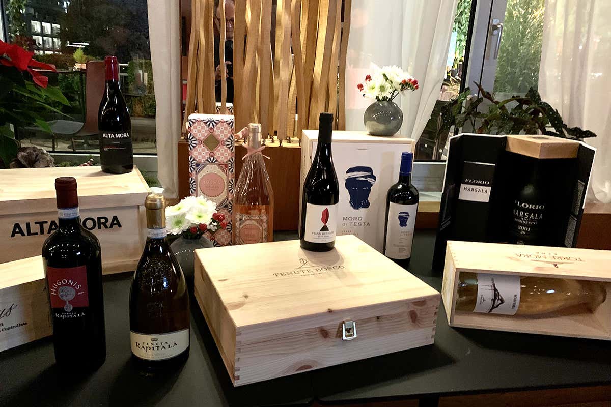Alcune delle confezioni regalo presentate a Milano Assovini Sicilia, a Milano con 19 cantine