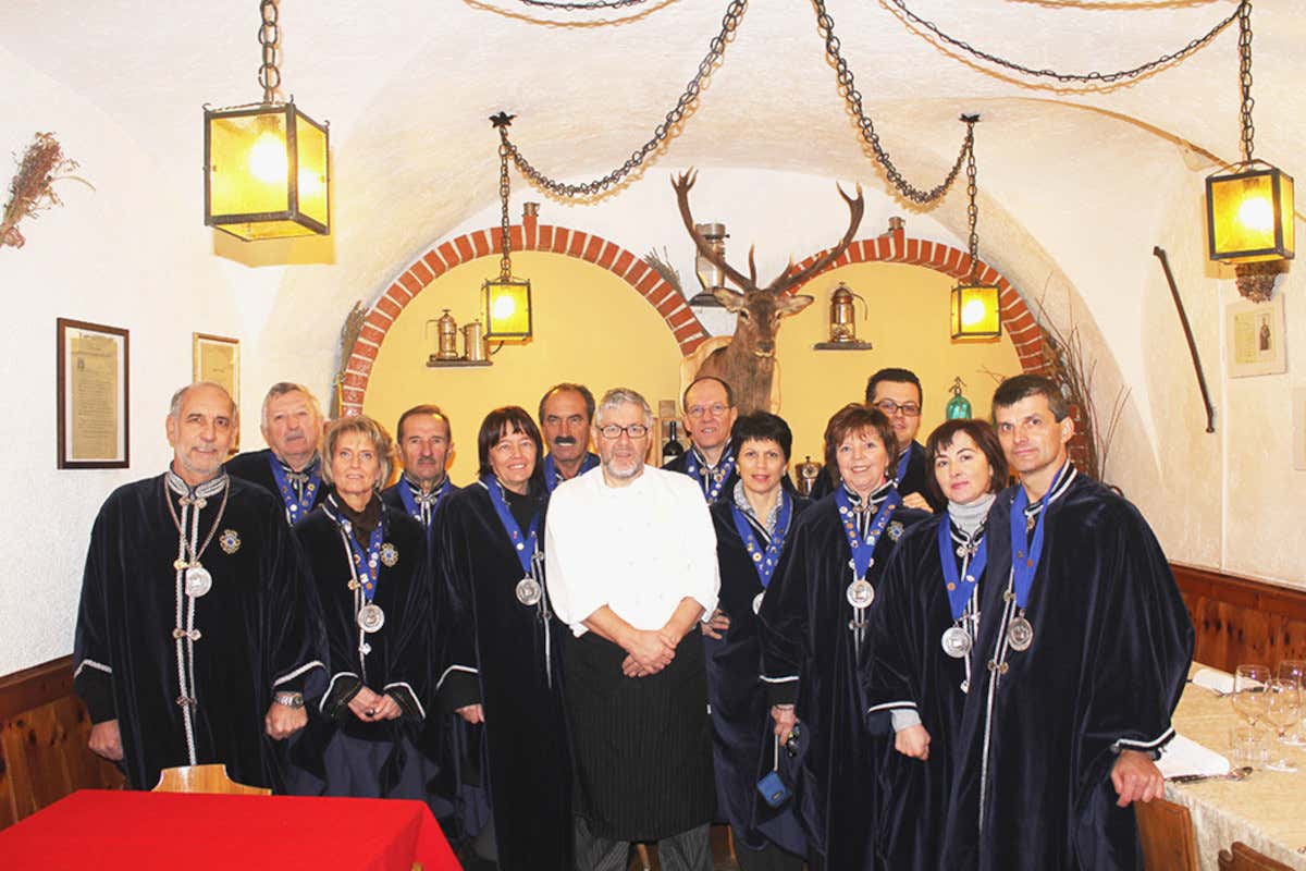 La Confraternita dello Sguazet con Fiorenzo Varesco, chef dell'Osteria Morelli di Canezza Sguazet sono due i vincitori della disfida in terra trentina