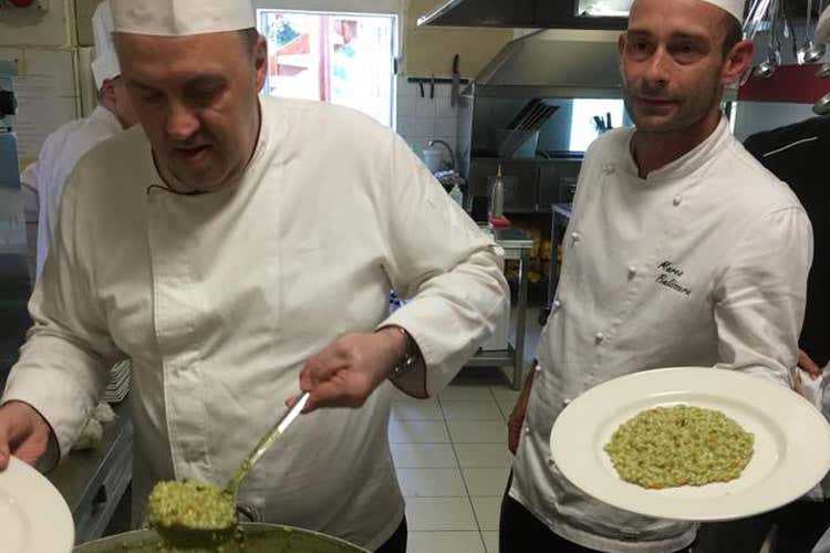 Silvano Vanzulli impiatta il risotto lomellino alle erbe di campo (Le confraternite dell&rsquo;Oltrep&ograve; ricordano i cent&rsquo;anni di Brera)