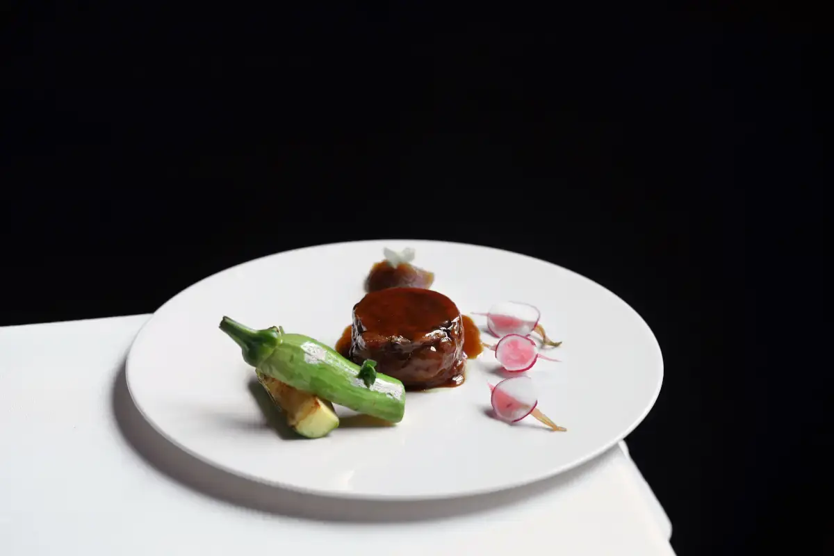 Coniglio ripieno di pomodorini, uvetta e olive nere con composta di fichi e zucchine gratinate. Foto: Garage Raw Tra gusto e arte: ecco la Voce di Aimo e Nadia