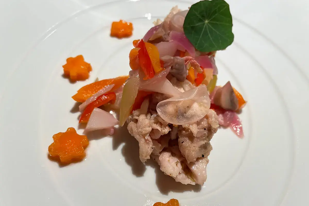 Coniglio in cottura lunga con Giardiniera di verdure e neve di pomodoro invernale Dall'hotel alla Loge sui campi da sci, [Le Massif vince anche grazie all'alta cucina]
