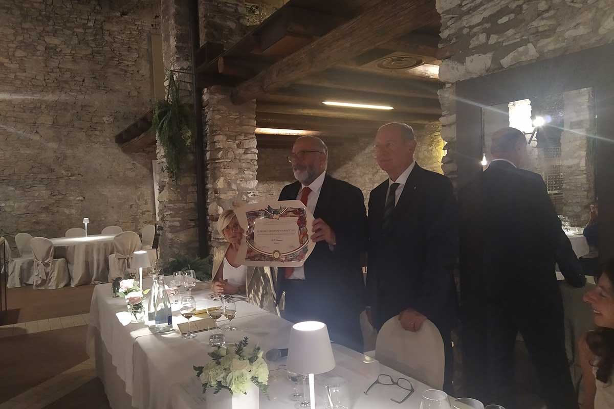 La consegna del premio al direttore di Cast Alimenti, Vittorio Santoro A Cast Alimenti un premio per la valorizzazione della cucina tradizionale