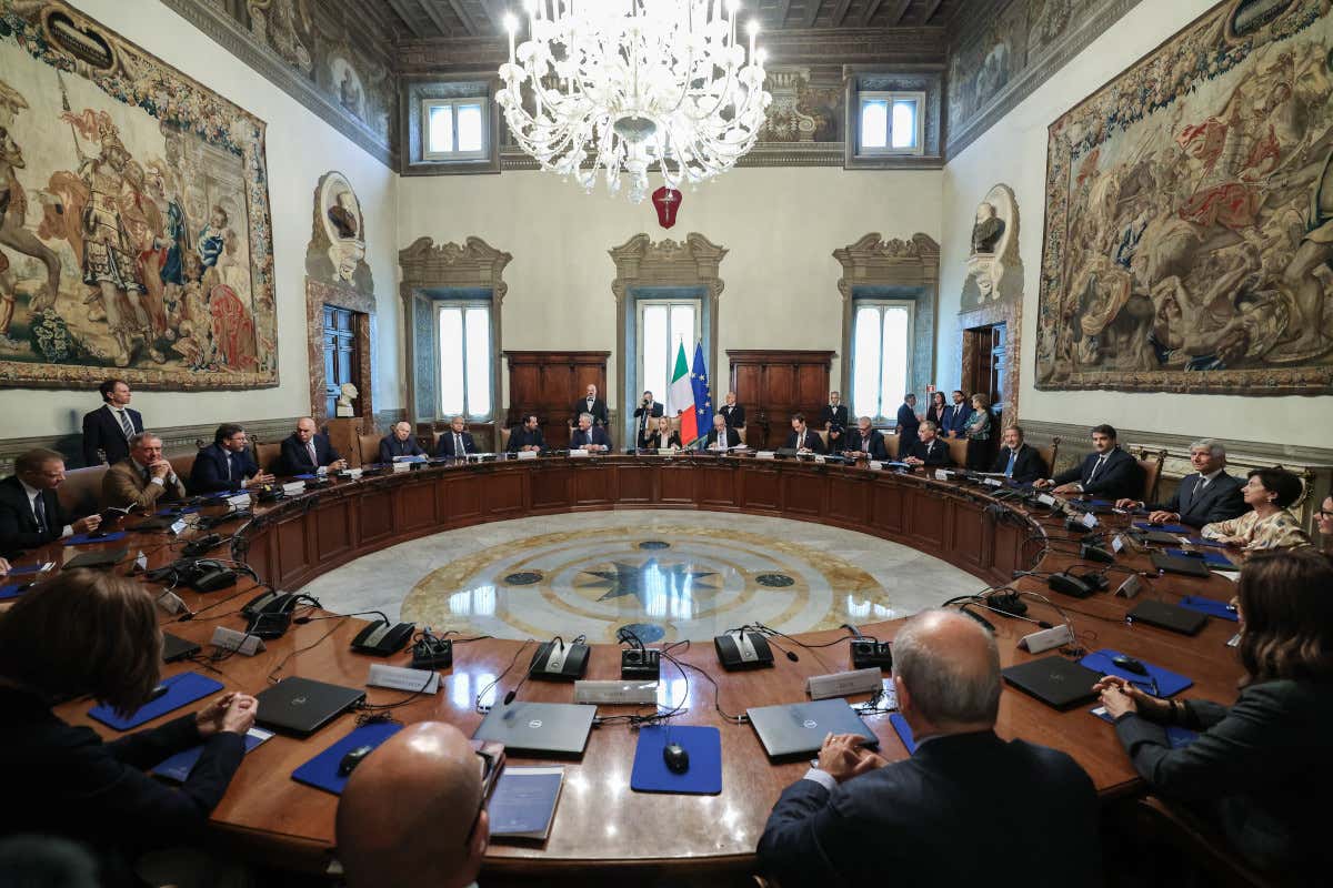 Lotta a caro voli, granchio blu e aumento dei taxi: il decreto omnibus del governo Lotta a caro voli, granchio blu e aumento dei taxi: il decreto omnibus del governo