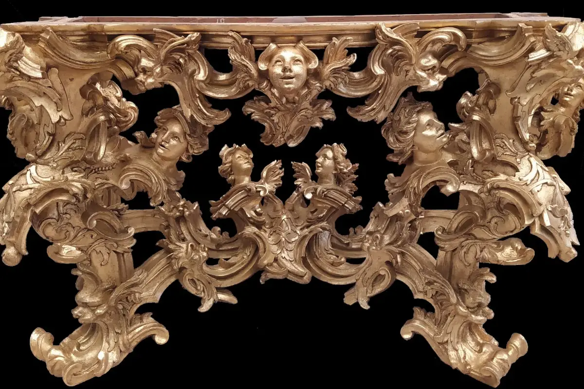 La console oggetto di restauro 