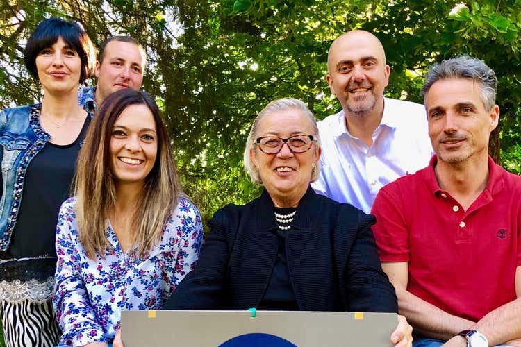 Donatella Cinelli Colombini in mezzo ai nuovi eletti del Consiglio direttivo (Consorzio del Vino d&rsquo;OrciaCinelli Colombini ancora presidente)