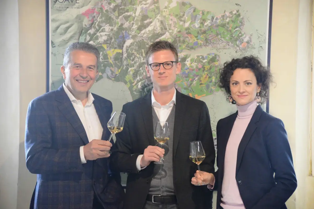 Sandro Gini, primo a sinistra del Consorzio Soave Soave &egrave; il &ldquo;Borgo dei Borghi 2022&rdquo;
