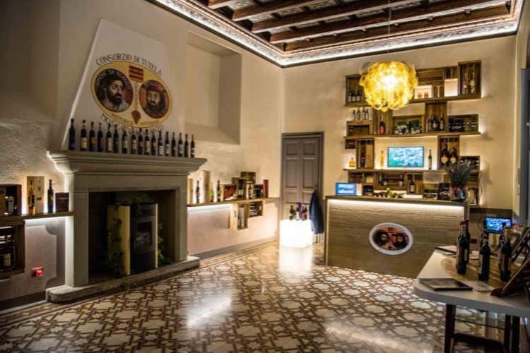 La sede del Consorzio di tutela del Moscato di Scanzo Brindisi col Moscato di Scanzo al Sabato del produttore