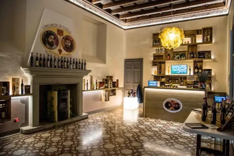 La sede del Consorzio di tutela del Moscato di Scanzo Brindisi col Moscato di Scanzo al Sabato del produttore