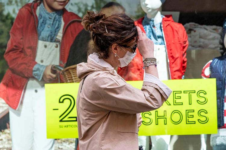 Consumi azzerati a marzo dopo la chiusura dei negozi - Il virus stronca i consumi A marzo, calo record del 79%