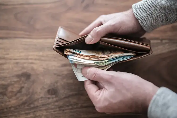 Italiani sempre pi&ugrave; &ldquo;poveri&rdquo;: in due anni persi 1638 miliardi di risparmi