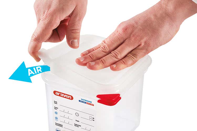 La caratteristica principale &egrave; un coperchio che permette di fare un certo vuoto all&rsquo;interno semplicemente premendo dal centro (I contenitori ermetici Araven allungano la vita dei cibi del 25%)