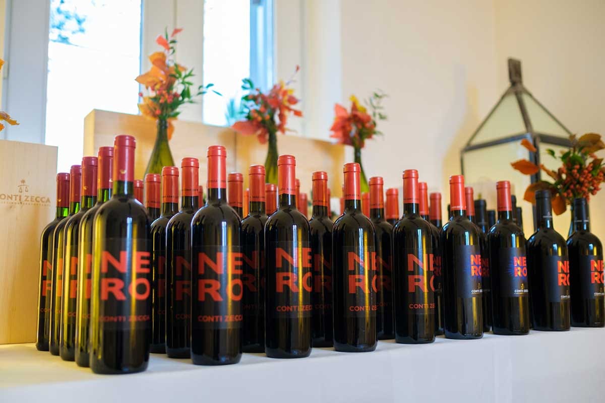 Il Nero di Conti Zecca Conti Zecca a Borgo Egnazia con 9 annate di Nero, il vino del Salento
