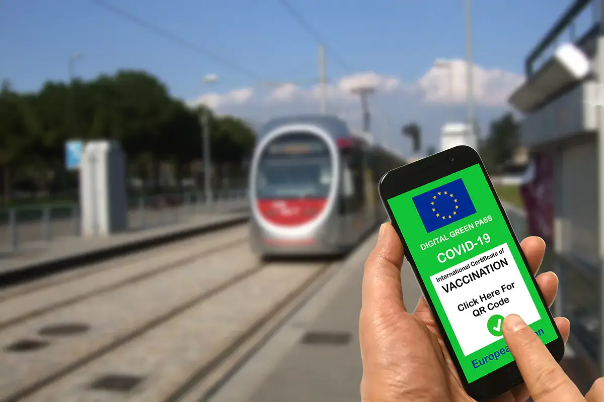 Dal 6 dicembre entra in vigore il super green pass. Sui mezzi pubblici, per&ograve;, basta il green pass base Super green pass, scattano i controlli: a Roma il primo multato