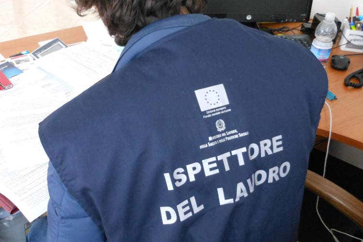 Un'ispezione in azienda - Il Viminiale: ispezioni nei negozi ma solo a distanza di sicurezza