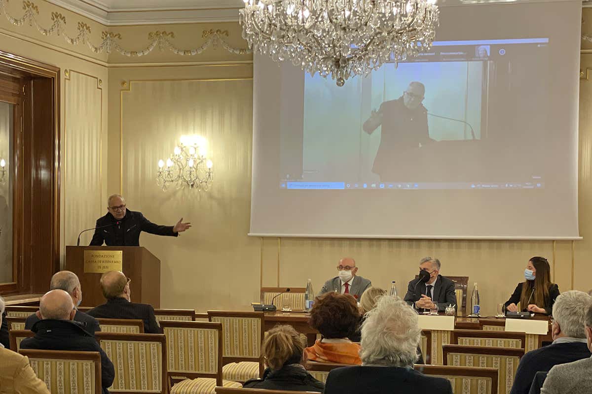 Il convegno di Jesi ha voluto sviluppare la conoscenza del modello B Corp Be Corp, una strada per la crescita sostenibile Il convegno di Jesi ha voluto sviluppare la conoscenza del modello B Corp Be Corp, una strada per la crescita sostenibile