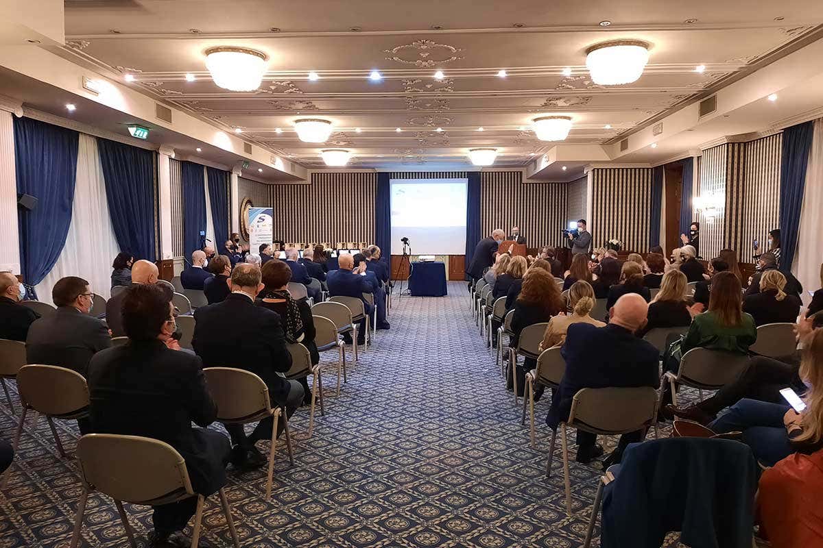 La sala conferenze del Grand Hotel Parker’s di Napoli gremita per il convegno di Solidus Al convegno annuale Solidus l'accoglienza fa quadrato attorno al benessere dell'ospite