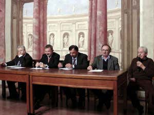 Da sinistra Osvaldo Murri, Alberto Lupini, Gianni Boselli della Cantina Reale, Virgilio Vezzola, Mauro Segna presidente Pro Loco Volta Mantovana e Giuseppe Basso assessore comune Volta Mantovana