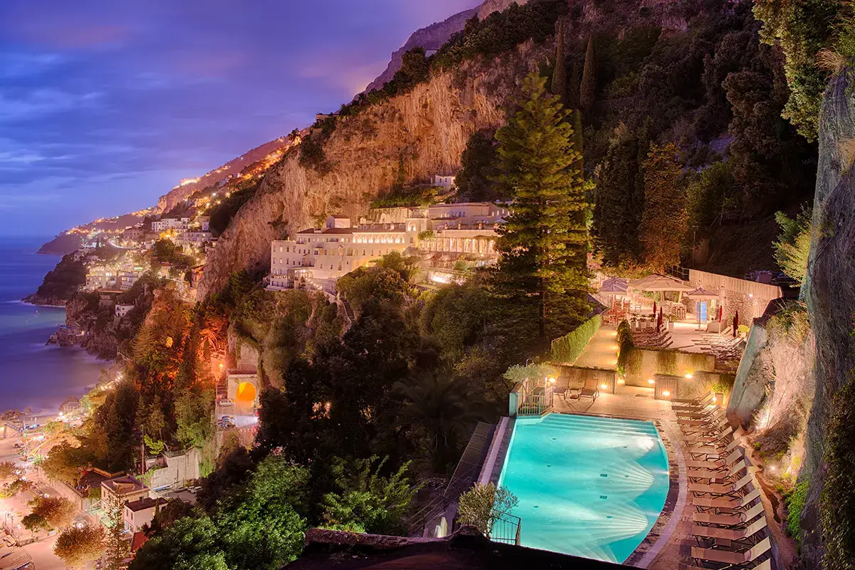 Il 5 stelle lusso, incastonato ad 80 metri di altezza sulla scogliera La Costiera Amalfitana nel piatto al Grand Hotel Convento