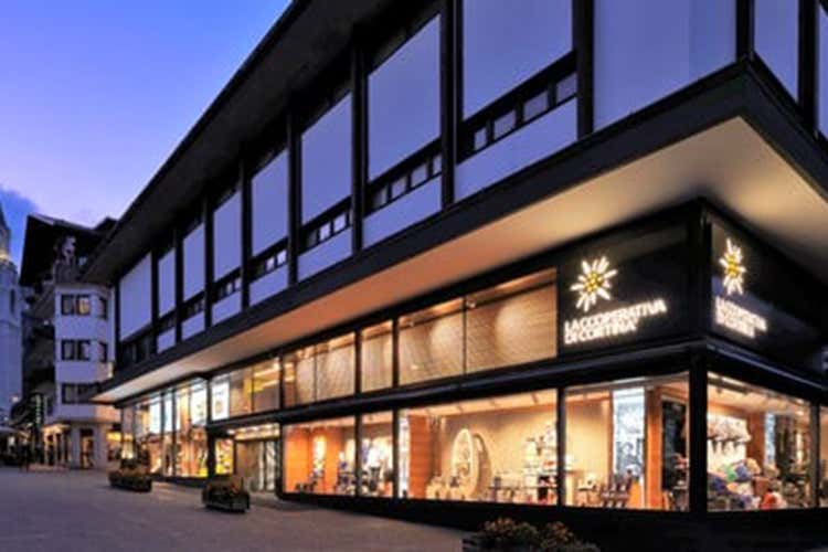 Eurospar apre in centro a Cortina Nei locali della storica Cooperativa Eurospar apre in centro a Cortina Nei locali della storica Cooperativa