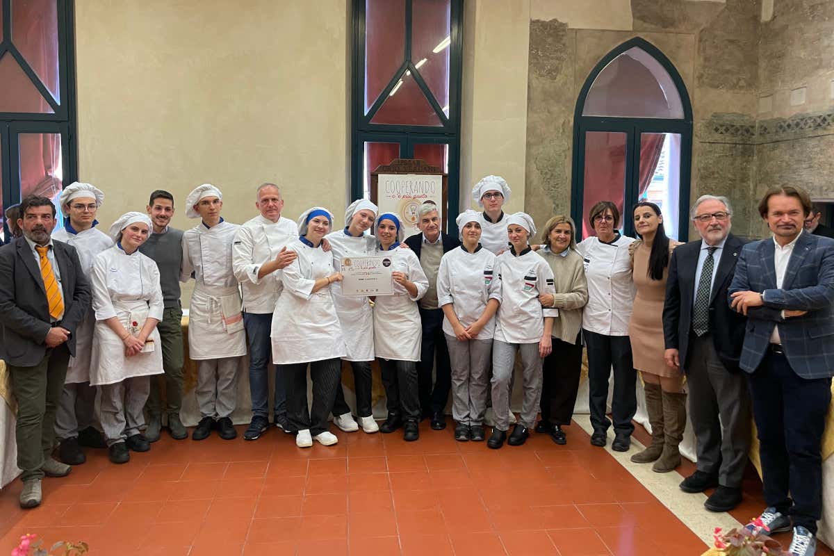 “Cooperando c’è più gusto”: 4 consorzi uniti per educare gli studenti alla qualità “Cooperando c’è più gusto”: 4 consorzi uniti per educare gli studenti alla qualità