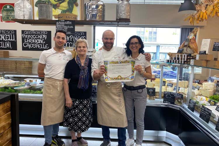 La famiglia all'interno del Cor-Market L'Accademia Italia della Cucina premia il Cor-Market di Sorisole