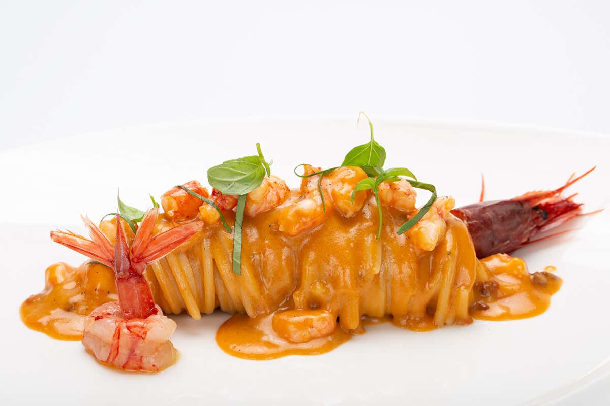 Spaghettone in salsa di gambero rosso e riccio di mare Pesce fresco e stagionalità: i pilastri di Corallium a Milano