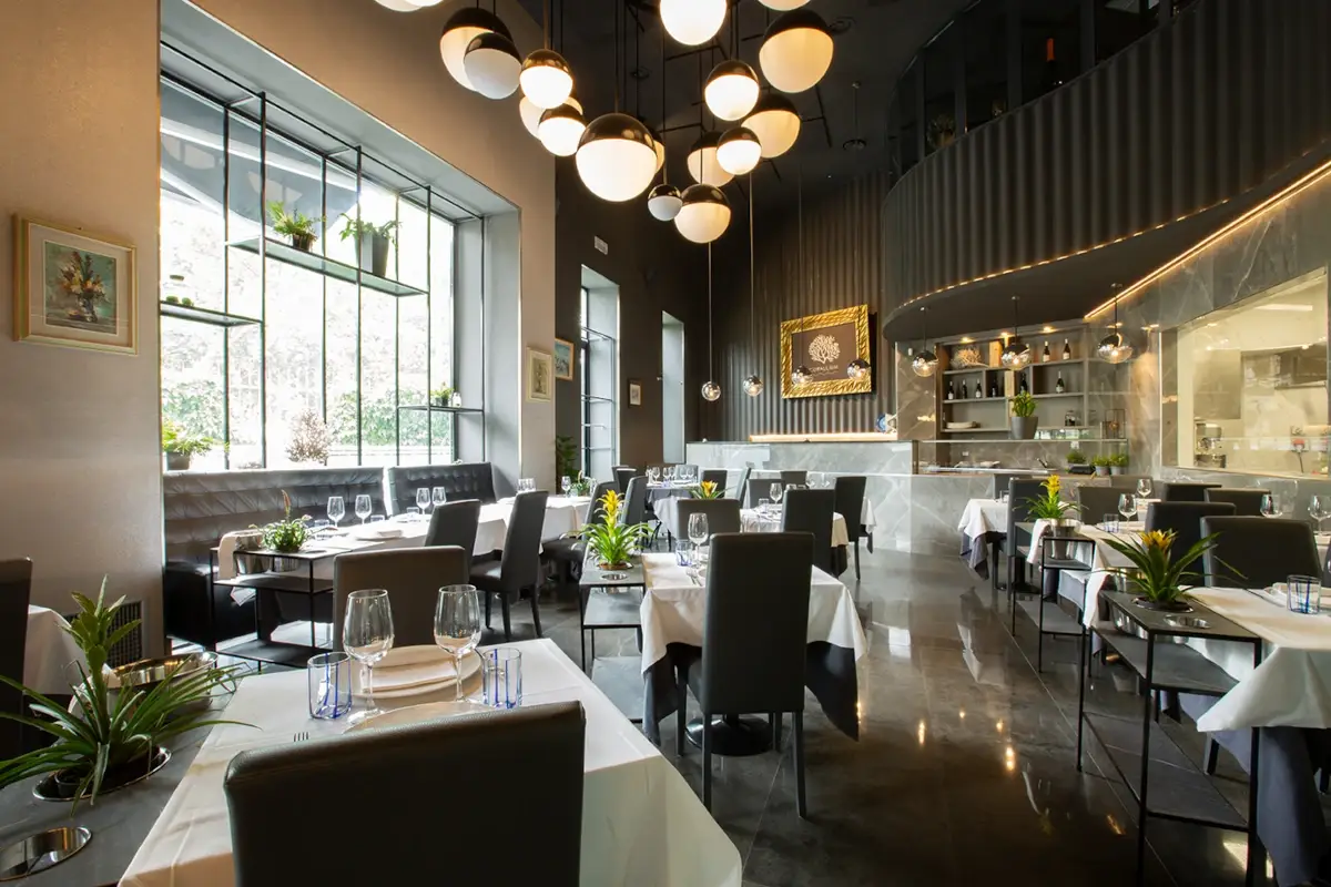 La sala del Corallium&nbsp; Pesce fresco e stagionalit&agrave;: i pilastri di Corallium a Milano